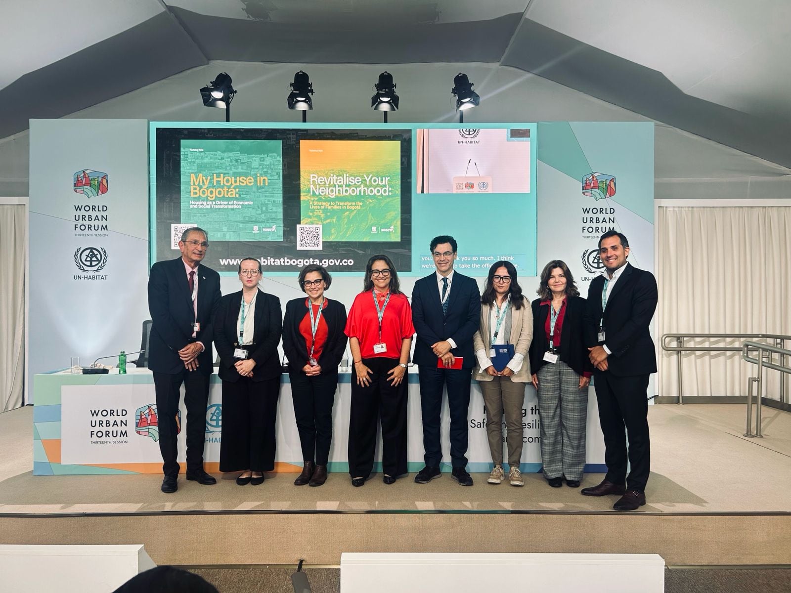 La secretaria de Hábitat de Bogotá, Vanessa Velasco (rojo), Elkin Velásquez, director regional para América Latina y el Caribe de ONU-Hábitat, el ministro de Vivienda de Panamá (izquierda) y funcionario de la Secretaría de Hábitat de Bogotá.