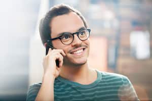 El teléfono cuenta con una función para mejorar la calidad de las llamadas