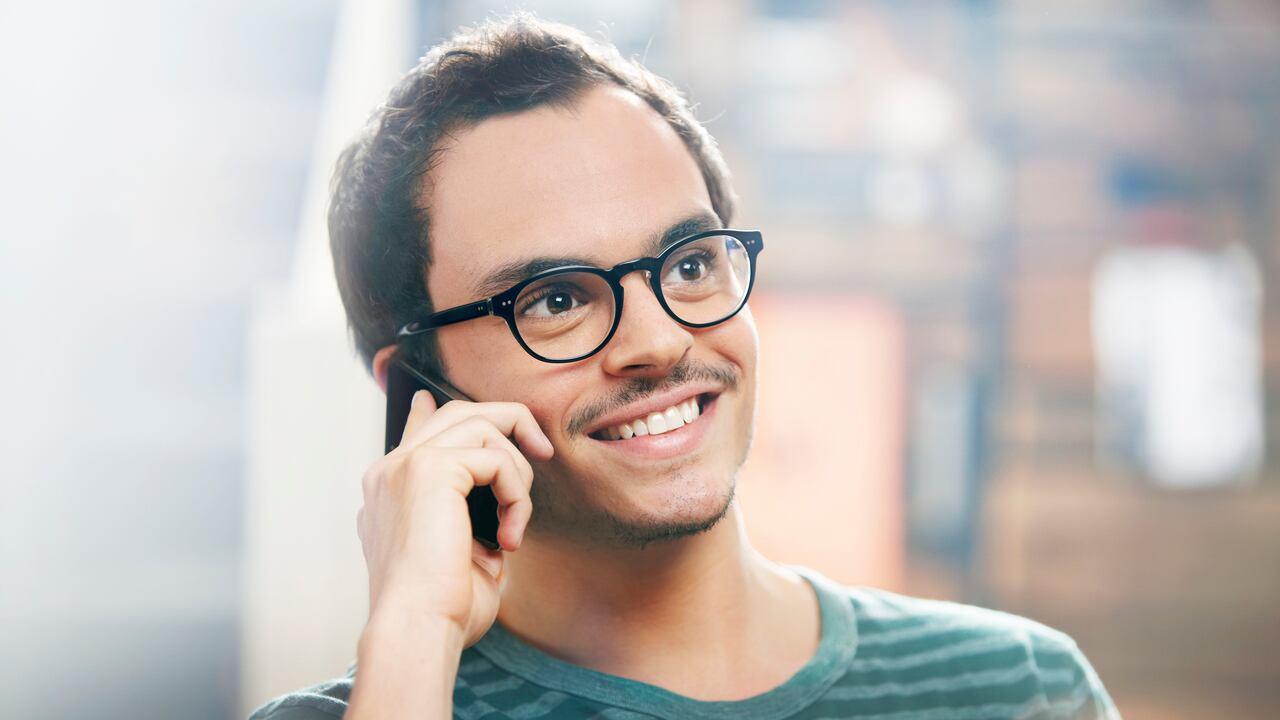 El teléfono cuenta con una función para mejorar la calidad de las llamadas