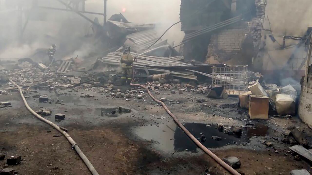 En esta imagen, distribuida por la oficina de prensa del Ministerio de Emergencias de Rusia, operarios de emergencias trabajan en la escena de una explosión y un incendio en una fábrica de pólvora en la región de Ryazan, a unos 270 kms al sureste de Moscú, el 22 de octubre de 2021. (Oficina de prensa del Ministerio de Emergencias de Rusia vía AP)