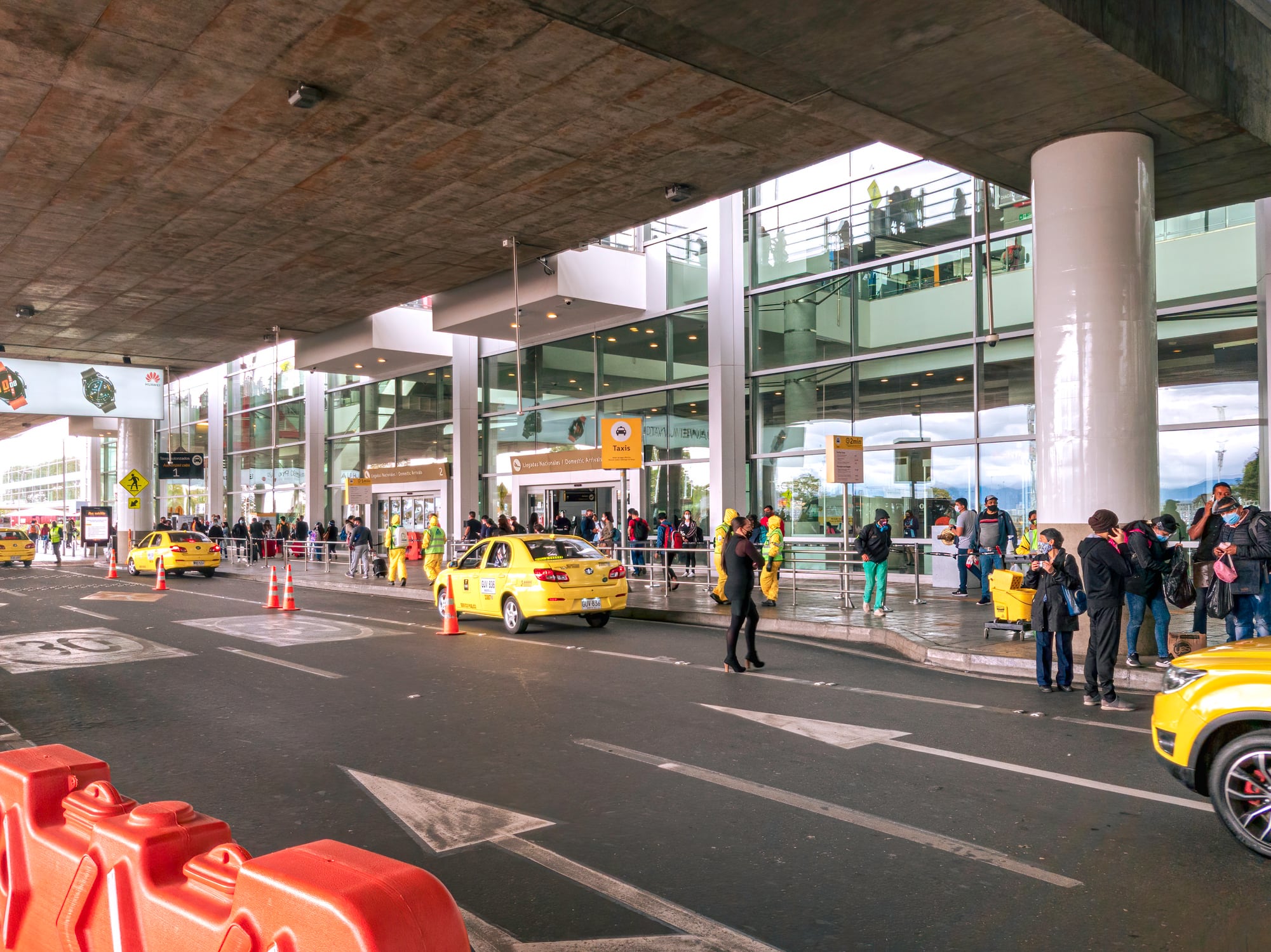 Foto de referencia de taxis en el aeropuerto El Dorado, en Bogotá
