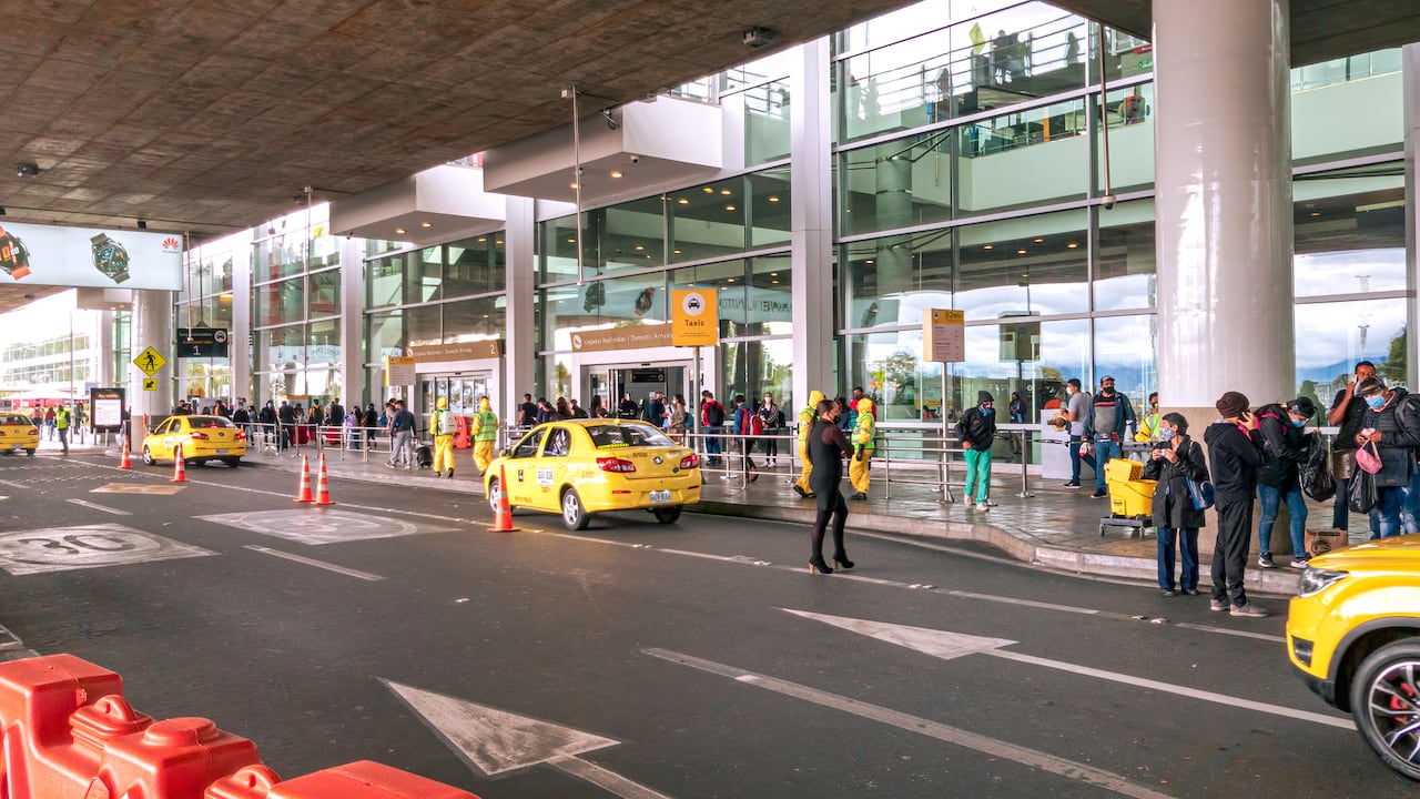 Foto de referencia de taxis en el aeropuerto El Dorado, en Bogotá.