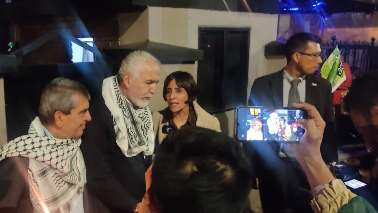 Ministra de Medio Ambiente, Susana Muhamad, asiste a las manifestaciones propalestinas en Bogotá.