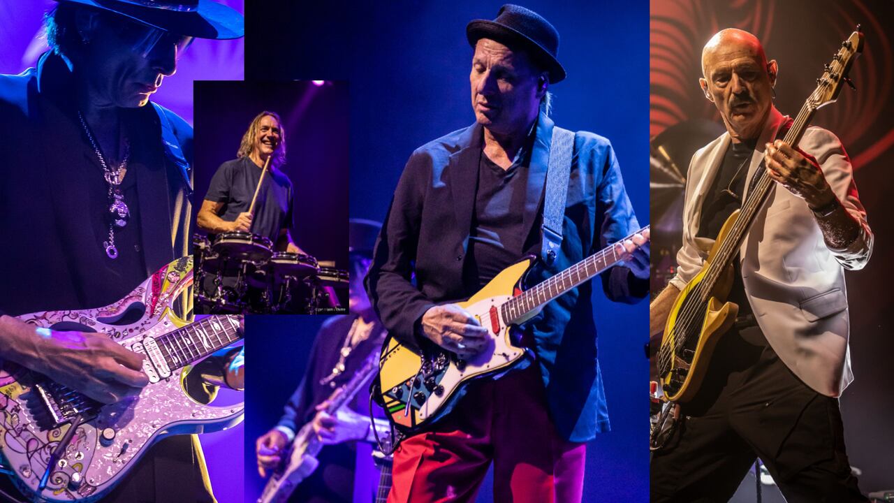 El impulso de Adrian Belew (centro) y la música increíble que vuelve a la vida son el alma de BEAT. A Colombia vienen estos cuatro genios, y hay que gritarlo a los cuatro vientos.