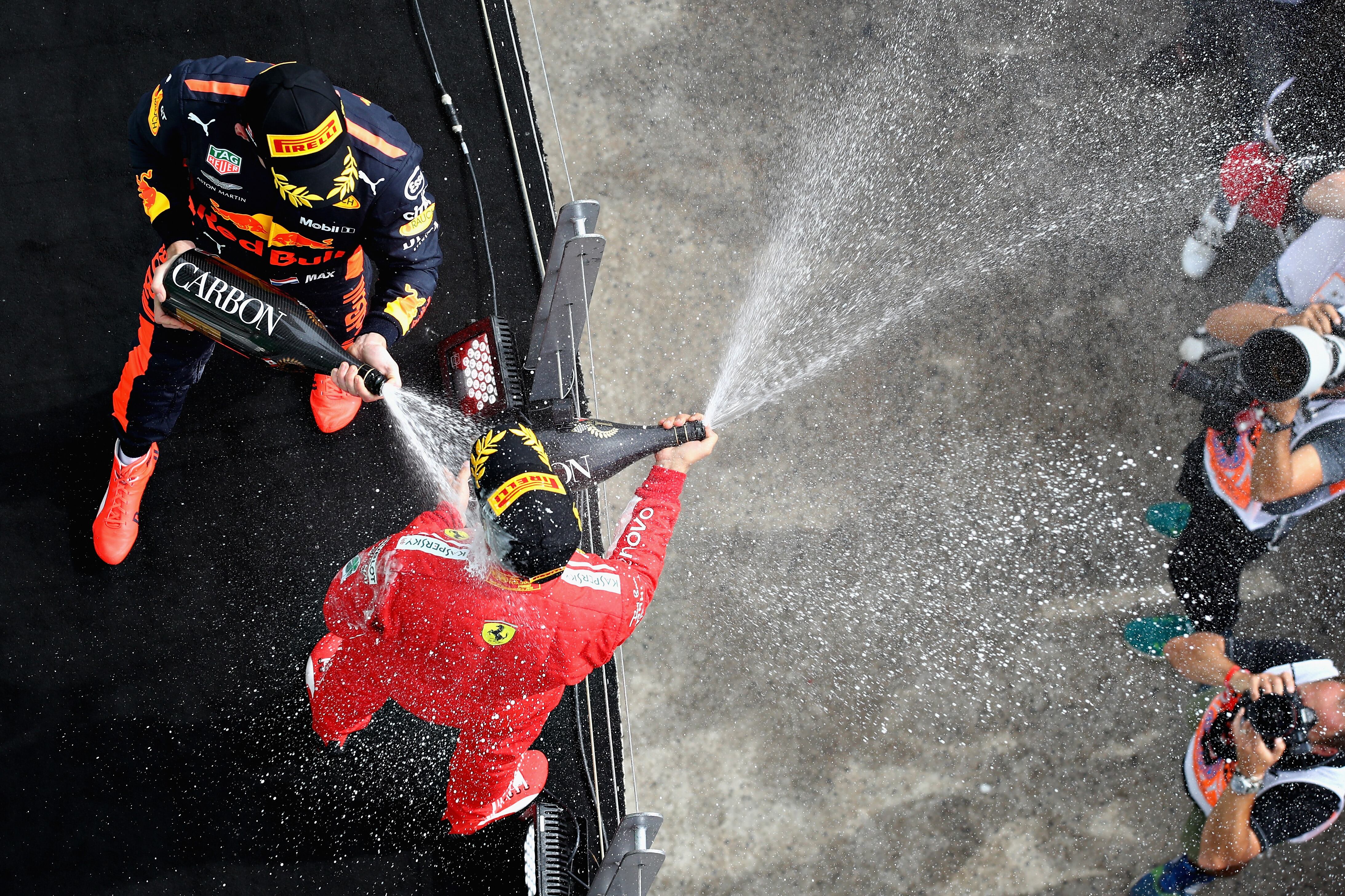 MONTREAL, QC - 10 DE JUNIO: El ganador de la carrera Sebastian Vettel de Alemania y Ferrari y el tercer clasificado Max Verstappen de Holanda y Red Bull Racing celebran en el podio durante el Gran Premio de Fórmula Uno de Canadá en el circuito Gilles Villeneuve el 10 de junio de 2018 en Montreal. Canadá. (Foto de Mark Thompson/Getty Images)