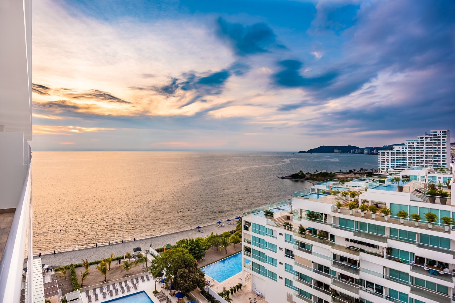 El hotel tiene acceso directo a la playa, piscina, spa, espacio para eventos y una amplia oferta gastronómica.