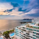 El hotel tiene acceso directo a la playa, piscina, spa, espacio para eventos y una amplia oferta gastronómica.