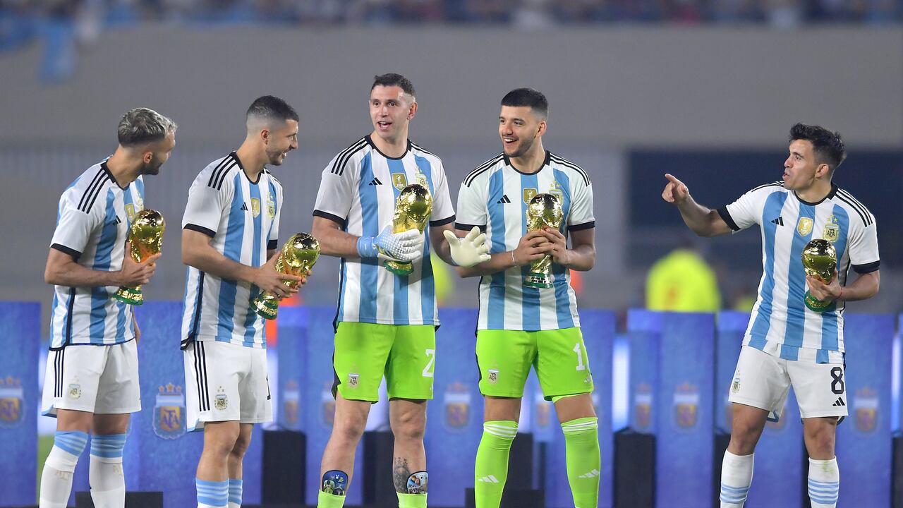 BUENOS AIRES, ARGENTINA - MARCH 23: (FROM L TO R) German Pezzella, Guido Rodriguez, Emiliano Martinez, Geronimo Rulli and Marcos Acuña hold FIFA World Cup trophy replicas during the celebrations after an international friendly match between Argentina and Panama at Estadio Más Monumental Antonio Vespucio Liberti on March 23, 2023 in Buenos Aires, Argentina. (Photo by Marcelo Endelli/Getty Images)