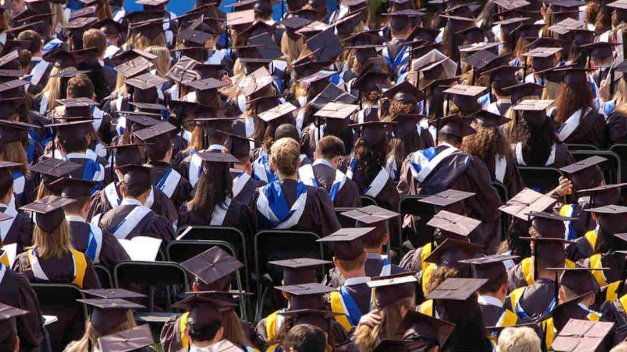 Muchos jóvenes reciben el diploma sin mayores esfuerzos.