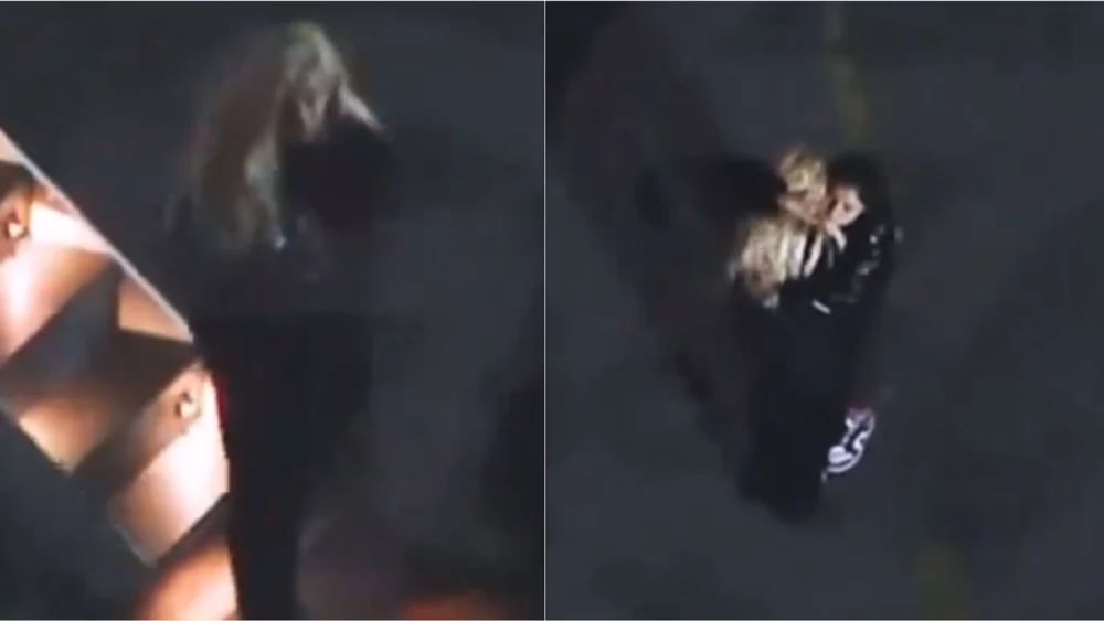 Karol G después d ebajar de su avión.