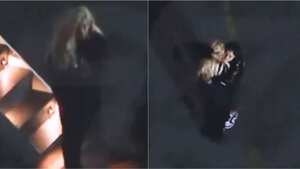 Karol G después d ebajar de su avión.