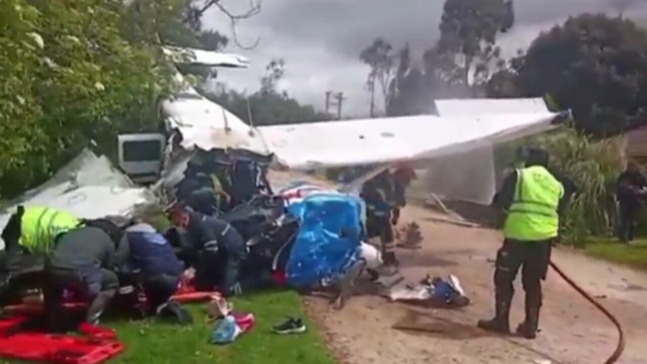 Una avioneta tipo ambulancia con cinco tripulantes al parecer hace un aterrizaje forzoso en la Vereda La Fagua.