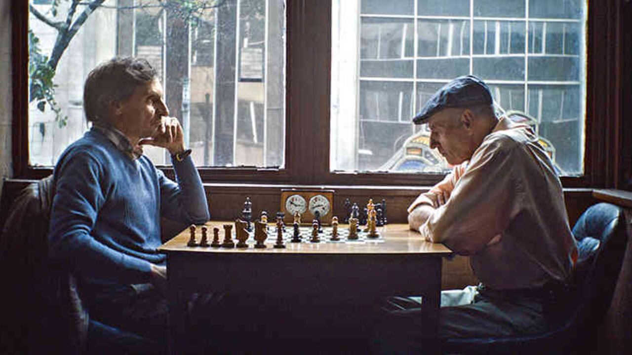 Gonzalo de Sagarminaga, izquierda, en una escena de película.