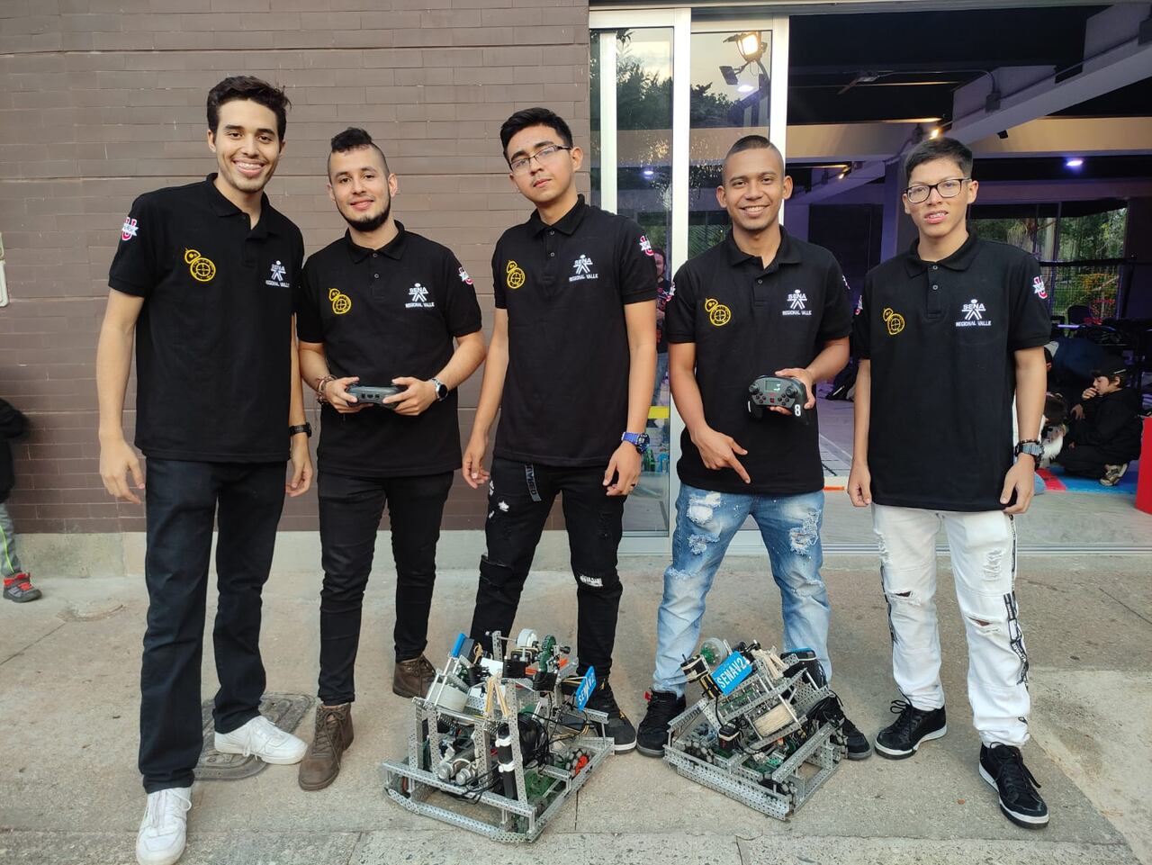 Los aprendices del Sena forman parte del Centro de Diseño Tecnológico Industrial (CDTI) de Cali, Regional Valle del Cauca, y obtuvieron el cupo a esta competencia tras superar a representantes de 60 instituciones de educación superior de Colombia, en desarrollo del certamen nacional 'VEX Robotics Colombia' que se realizó el pasado mes de febrero en Medellín.