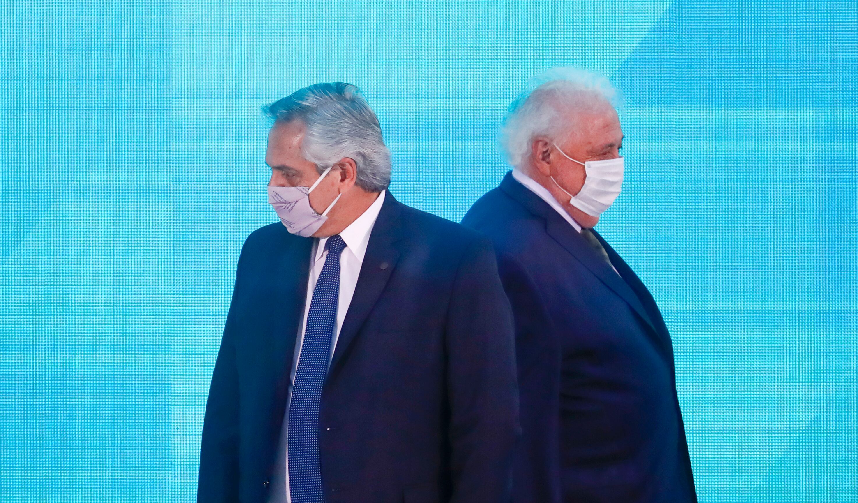 El presidente argentino Alberto Fernández, a la izquierda, pasa junto al ministro de Salud, Ginés González García, cuando llegan a una ceremonia de firma de la ley en Buenos Aires, Argentina. La nueva ministra de Salud argentina Carla Vizzotti asumió el cargo el sábado tras la renuncia de González García la víspera en medio de un escándalo por manejo discrecional de vacunas contra el coronavirus en el país sudamericano. (AP Foto/Víctor R. Caivano, Archivo)