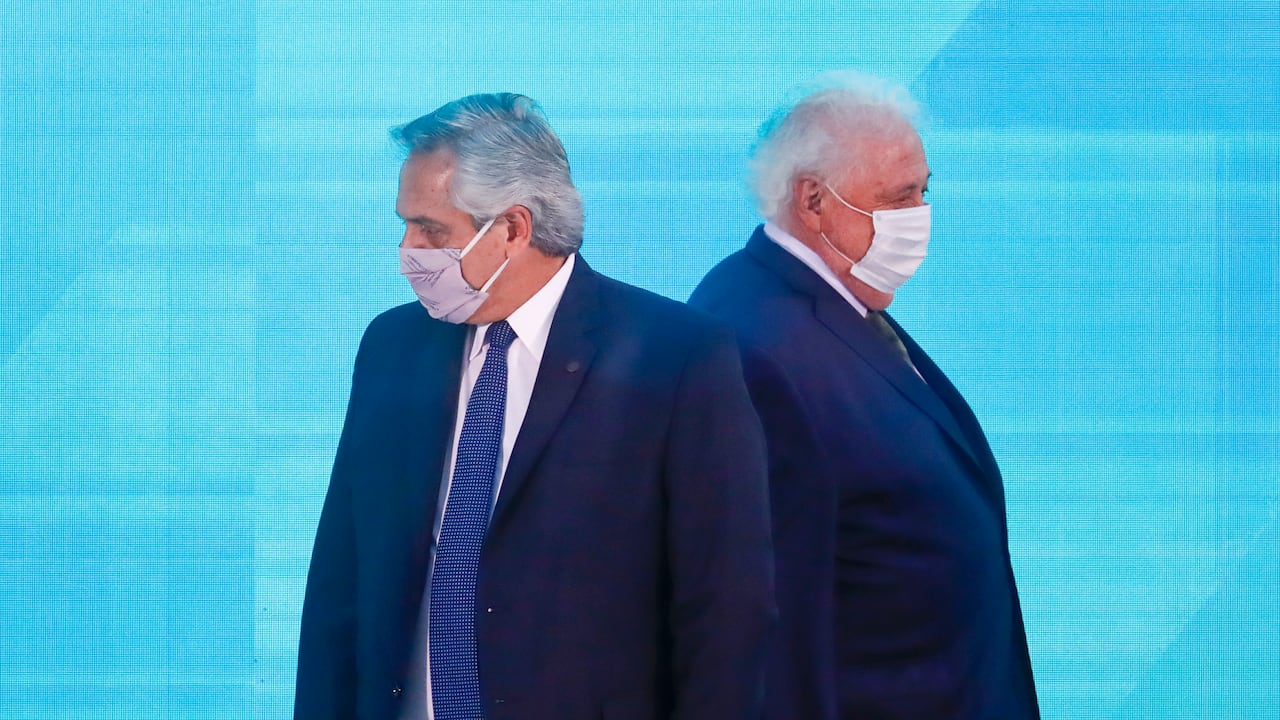 El presidente argentino Alberto Fernández, a la izquierda, pasa junto al ministro de Salud, Ginés González García, cuando llegan a una ceremonia de firma de la ley en Buenos Aires, Argentina. La nueva ministra de Salud argentina Carla Vizzotti asumió el cargo el sábado tras la renuncia de González García la víspera en medio de un escándalo por manejo discrecional de vacunas contra el coronavirus en el país sudamericano. (AP Foto/Víctor R. Caivano, Archivo)