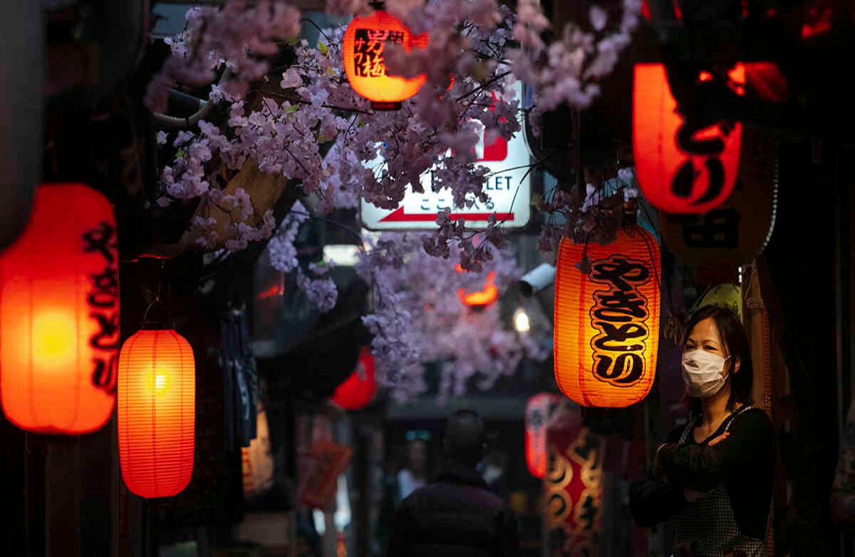 Esta imagen, adornada con hojas rosadas y faroles, corresponde a una cocinera japonesa, que lleva una máscara como mecanismo de protección contra el coronavirus. El primer ministro de Japón, Shinzo Abe, está creando un grupo de trabajo especial para discutir las medidas contra el virus y las respuestas de emergencia. Foto: Jae C. Hong/ AP