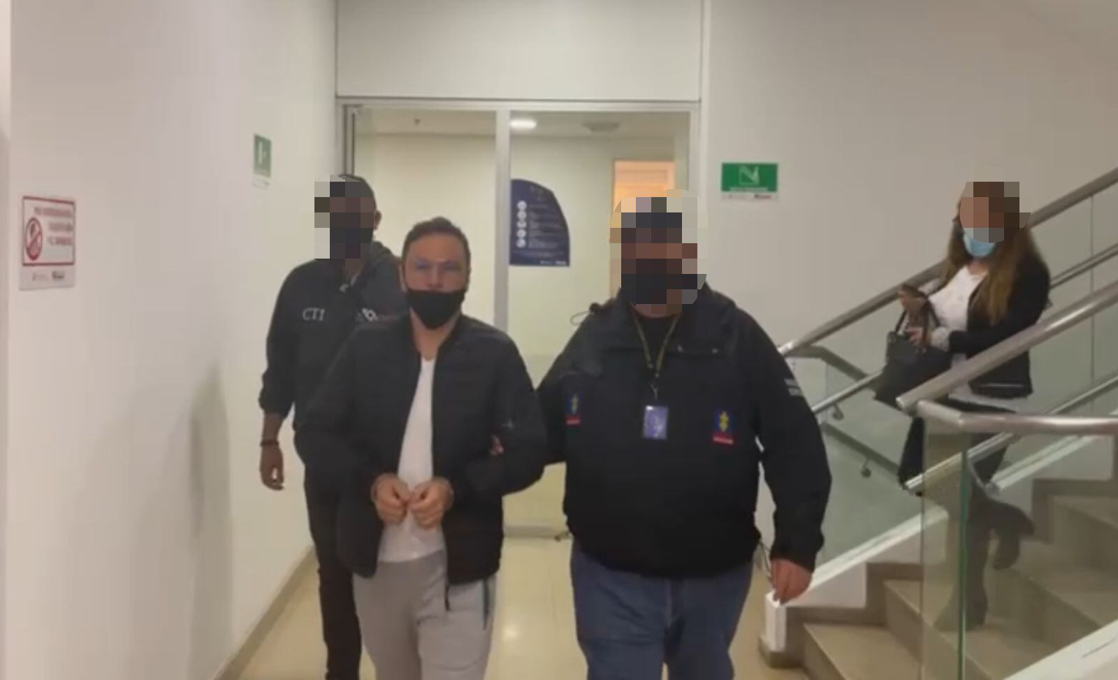 Primeras imágenes de Jhonier por los pasillos del bunker. El hermano y confeso asesino de Mauricio Leal y su mamá, fue cobijado con una medida de aseguramiento.