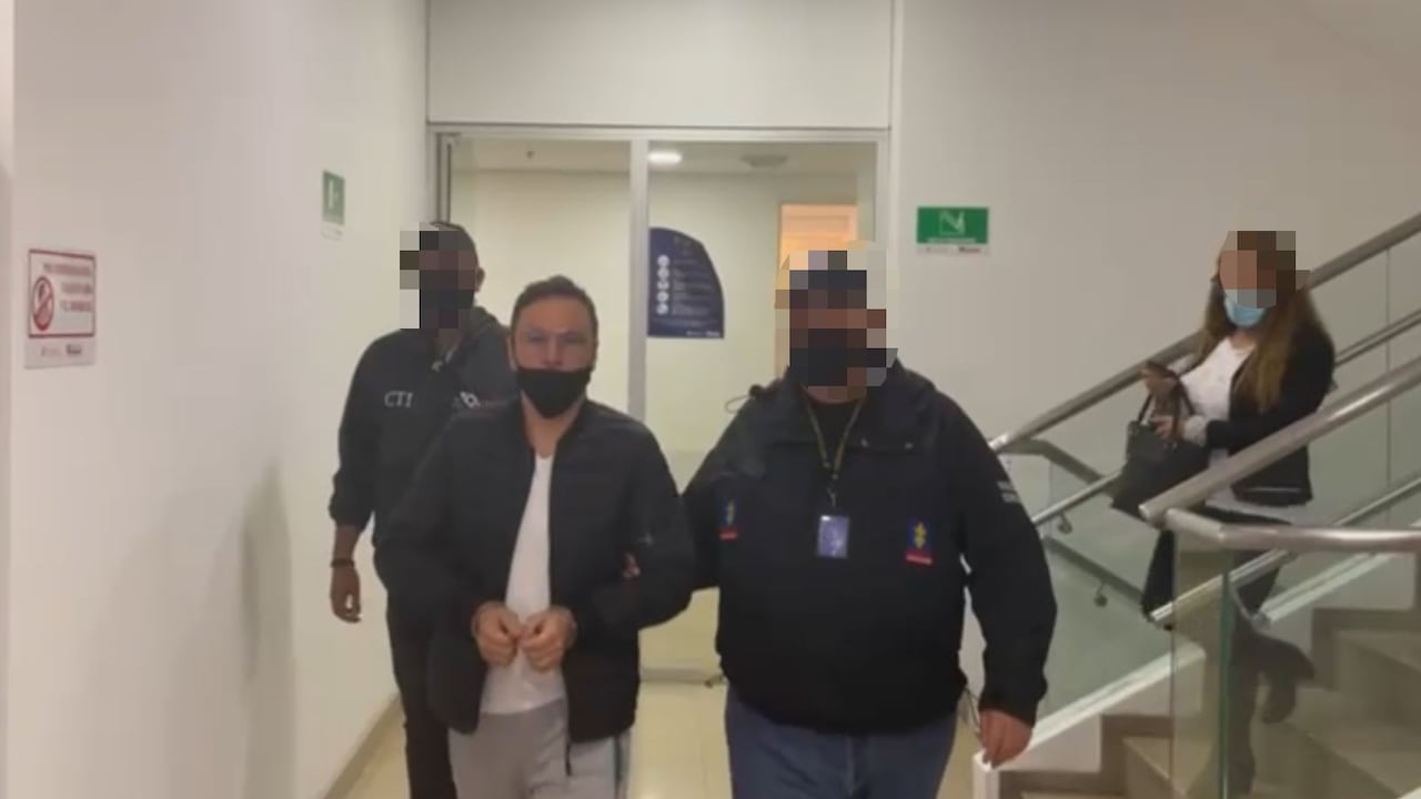 Primeras imágenes de Jhonier por los pasillos del bunker. El hermano y confeso asesino de Mauricio Leal y su mamá, fue cobijado con una medida de aseguramiento.