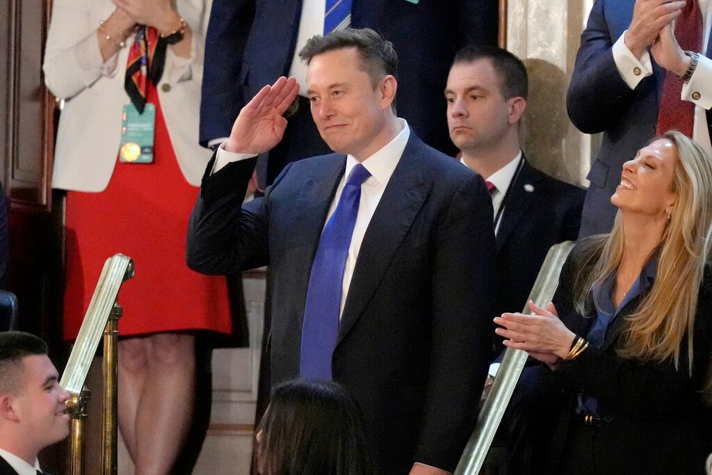 Elon Musk hace un gesto mientras el presidente Donald Trump se dirige a una sesión conjunta del Congreso en el Capitolio en Washington, el martes 4 de marzo de 2025.