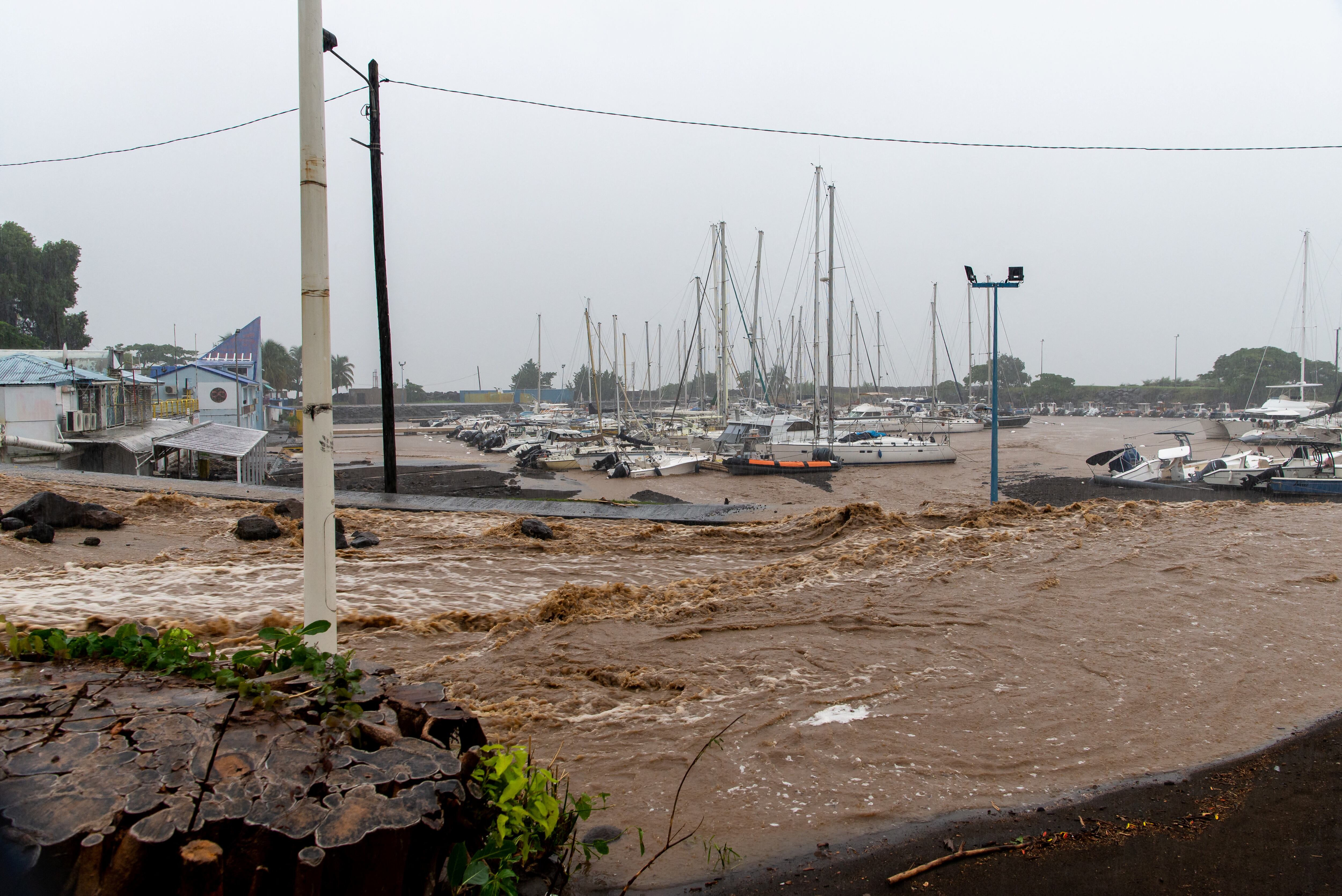 Esta fotografía tomada el 17 de septiembre de 2022 muestra el agua trepando en la orilla junto al puerto deportivo de Riviere-Sens, cerca de Basse-Terre en la isla francesa de Guadalupe, tras el paso de la tormenta Fiona. - La tormenta tropical Fiona abandonó el archipiélago tras provocar la muerte de un hombre, lluvias torrenciales e importantes inundaciones. (Foto de Lara Balais / AFP)