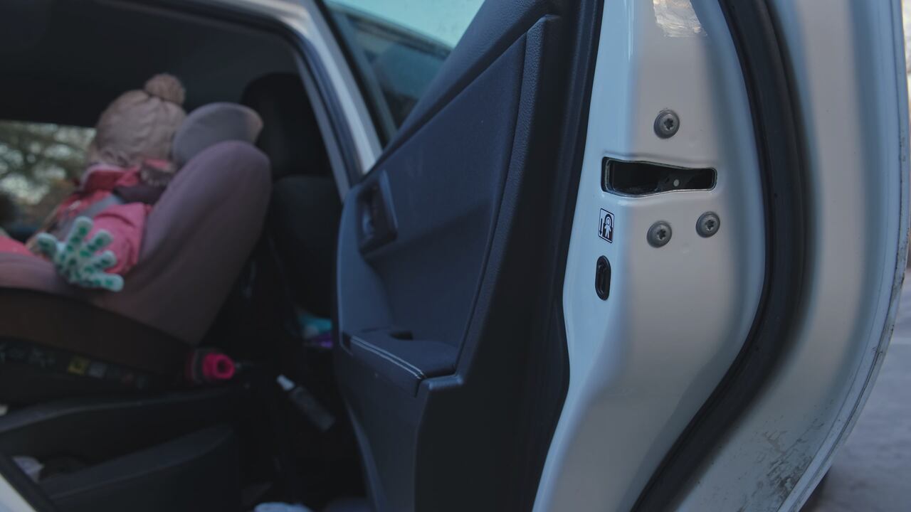 El seguro de niños es calve para evitar que las puertas puedan ser abiertas desde el interior por los menores.