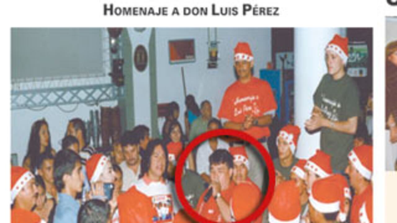 Esta imagen de un aviso pago por sus empleados y familiares es de las pocas fotos públicas que hay del empresario Luis Pérez al que llaman 'el pulpo'. En su barrio natal construyó una iglesia desde donde reparte cientos de regalos en diciembre. En el centro, dos de los negocios de los que dice obtener su capital.