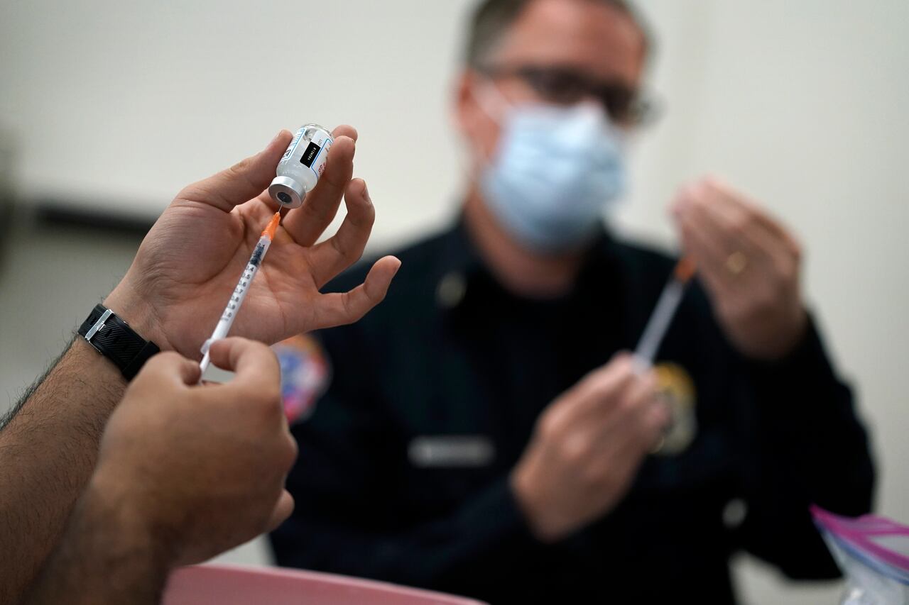 CEO de Pfizer elogia insistencia de primer ministro israelí para firmar acuerdo por la vacuna