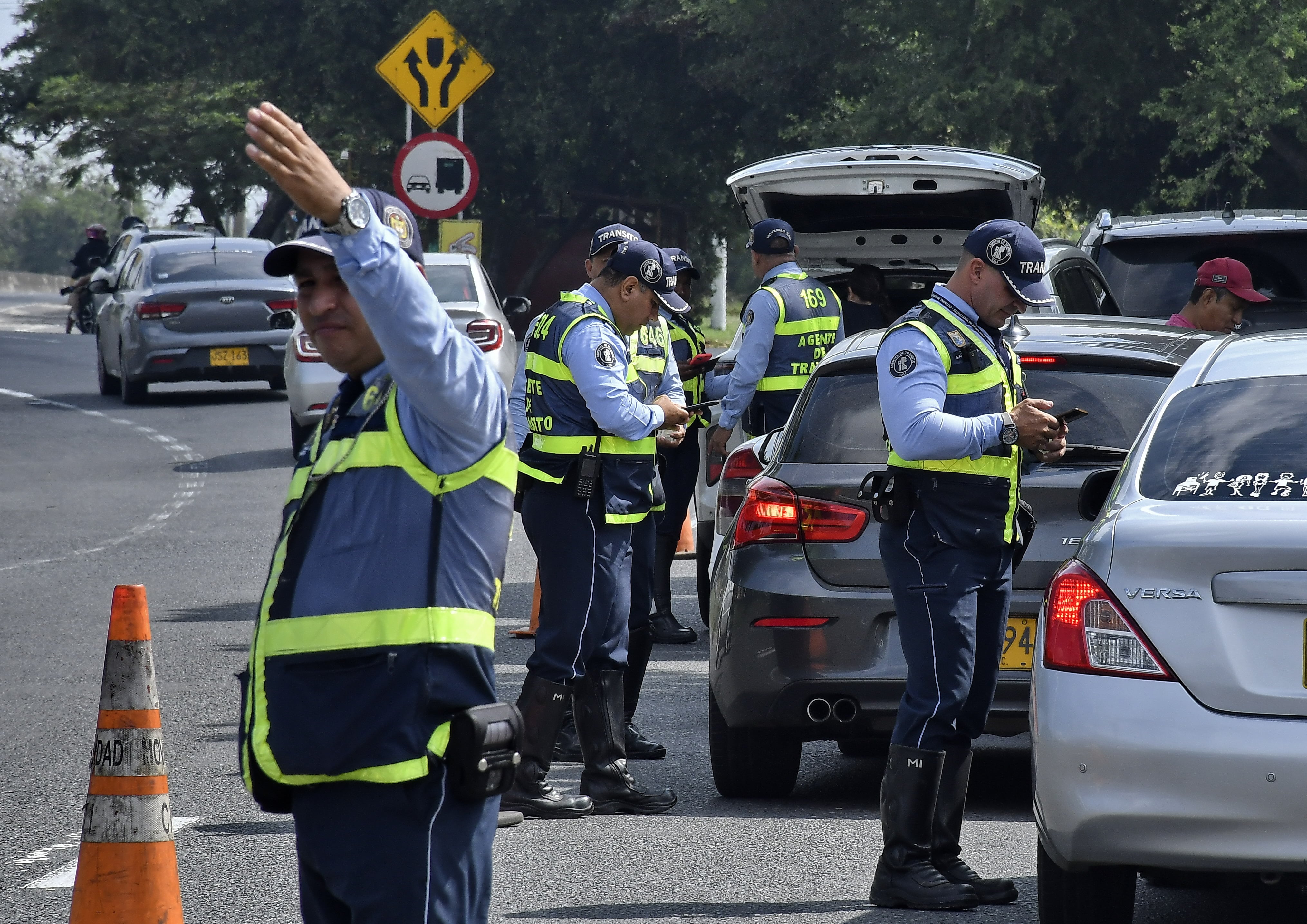Las principales vías de ingreso y salida de Cali se encuentran totalmente monitoreadas por los agentes de tránsito de la ciudad, que establecieron puestos de control e hicieron un llamado a la precaución a la hora de conducir. La falta de documentación, el exceso de velocidad y el no uso del cinturón de seguridad son las principales causas de multas y llamados de atención. Fotos Raúl Palacios / El País.