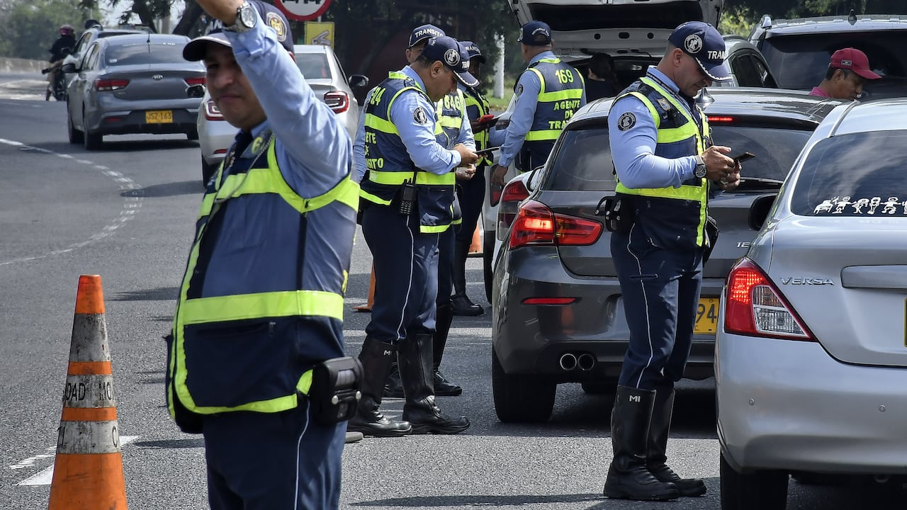 Ni policías de tránsito ni agentes de tránsito están autorizados para retener documentos.