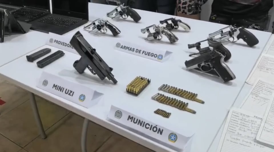 Arsenal incautado a "oficina premium" denunciada por el Alcalde de Medellín, Federico Gutiérrez.