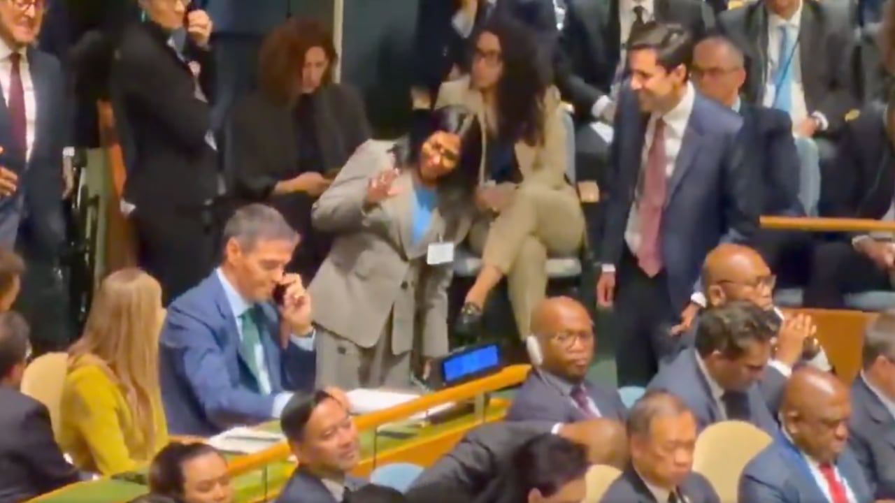 El saludo entre Pedro Sánchez y Delcy Rodríguez.