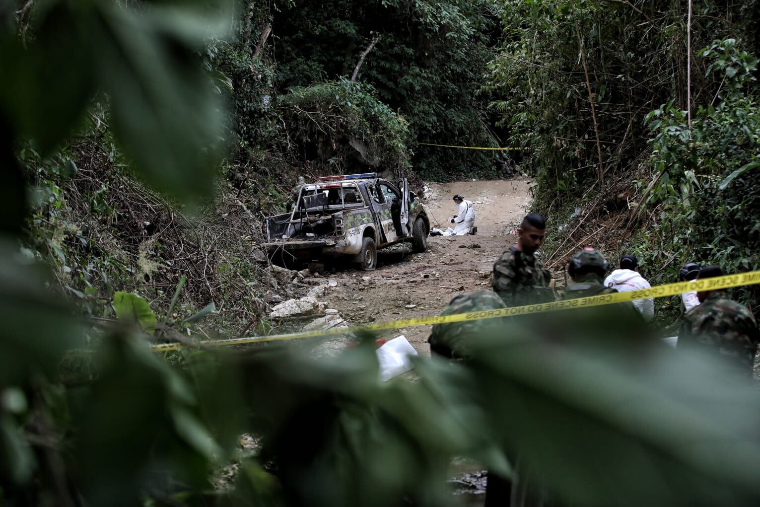 Levantamiento cuerpos y pruebas fiscalía atentado policías Huila