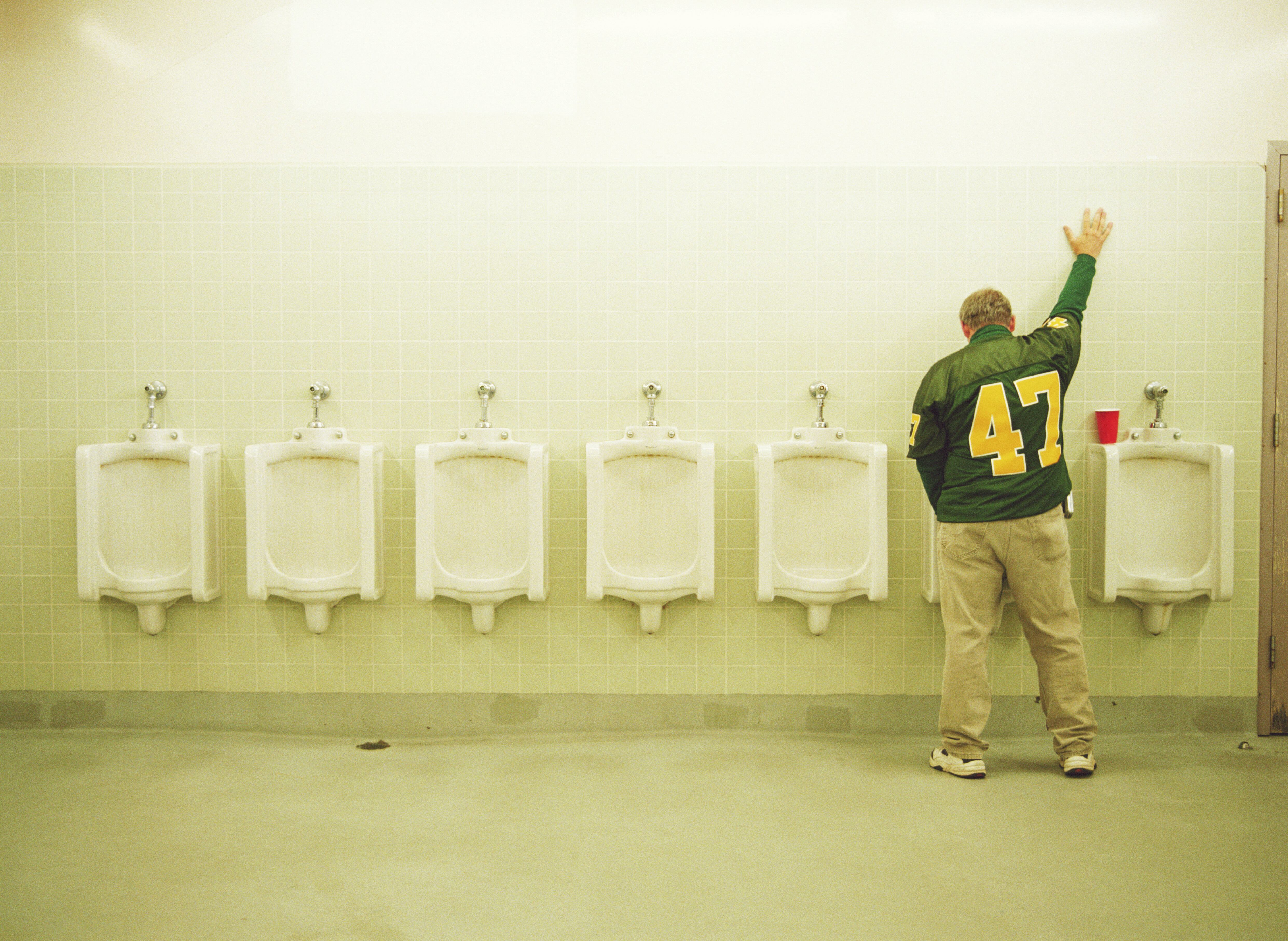 Orinar es fundamental para mantener un cuerpo saludable.