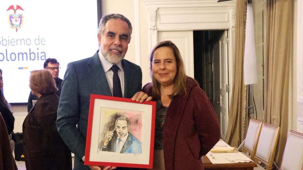 La ministra de Vivienda le hizo el detalle al ministro del Interior.