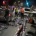 Las víctimas de un ataque con disparos están cubiertas en el suelo cerca de una sinagoga en Jerusalén, el viernes 27 de enero de 2023. (AP Photo/Mahmoud Illean)