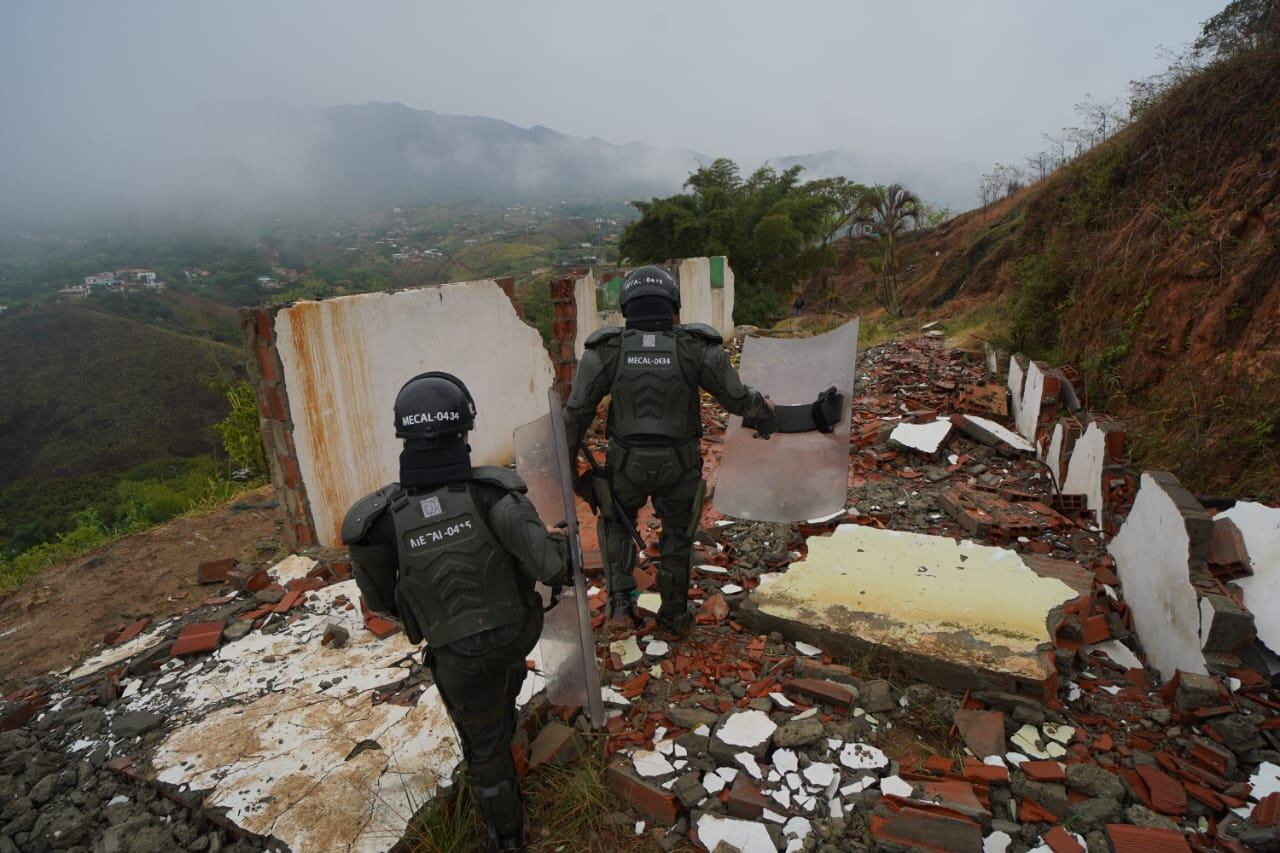 Desalojan, otra vez, a invasores en el cerro de La Antena, en Cali.