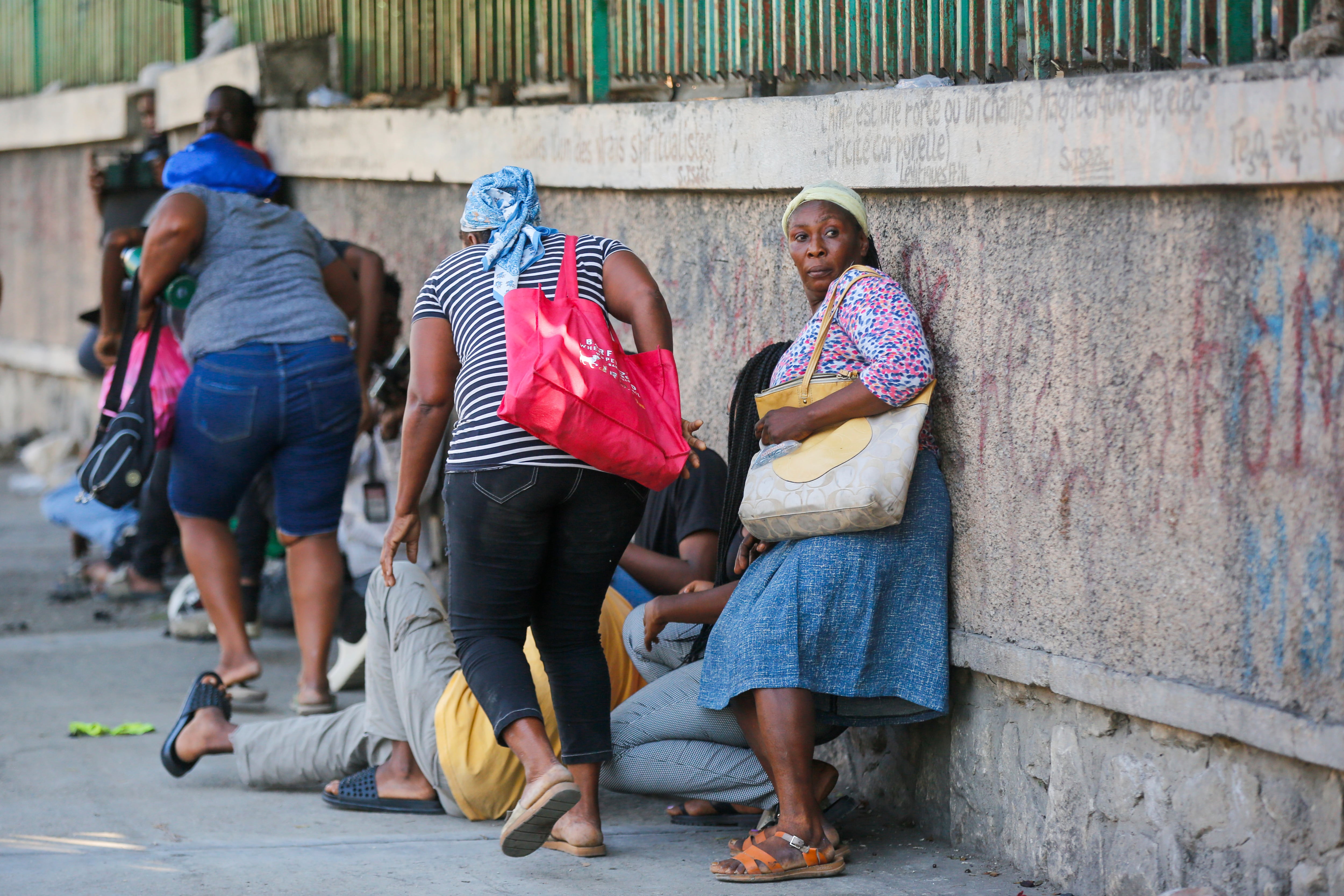 En el aeropuerto internacional Toussaint-Louverture, a pesar del tiroteo en las proximidades, los vuelos hacia Estados Unidos y República Dominicana se reanudaron el viernes, dijo a AFP una fuente próxima a las compañías aéreas.