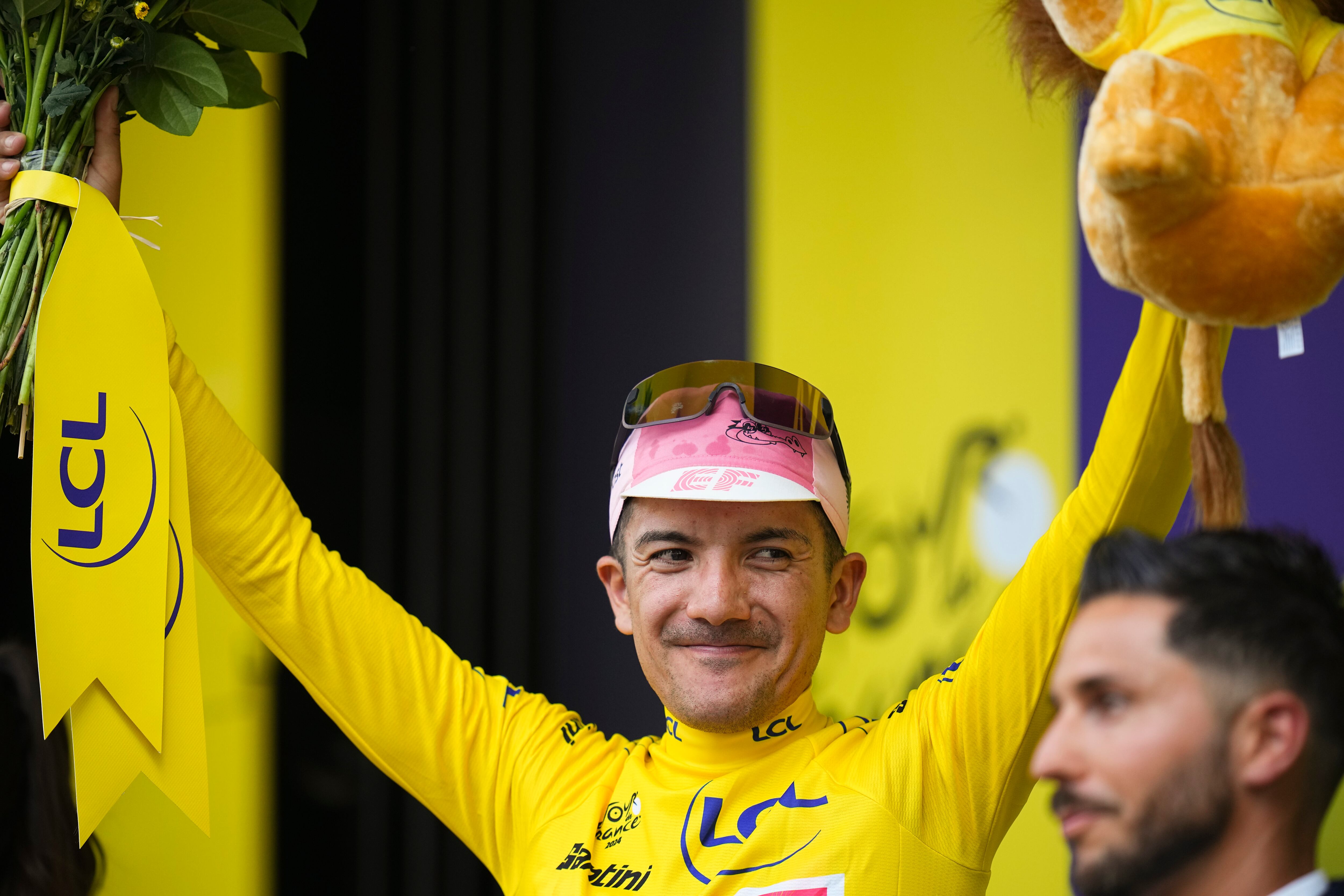 El ciclista sudamericano del EF Education arrebata la preciada prensa al esloveno Tadej Pogacar por la suma de mejores puestos.