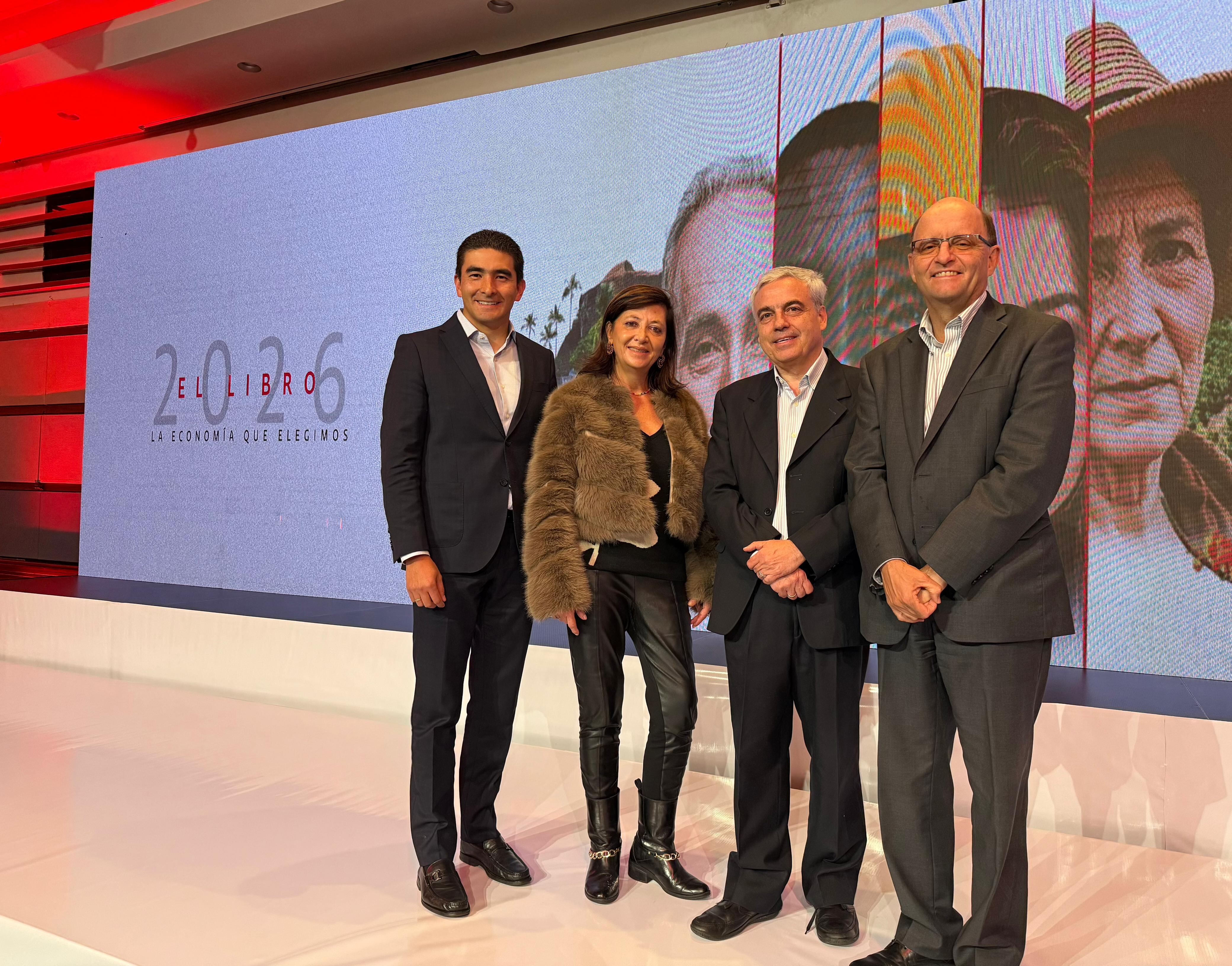 Germán Cristancho, gerente de Investigaciones Económicas de Davivienda Corredores;  María Teresa Uribe Presidente de Davivienda Corredores; Andrés Langebaek, director Ejecutivo de Estudios Económicos del Grupo Bolívar y Daniel Cortés, vicepresidente ejecutivo de Mercados Financieros de Davivienda.