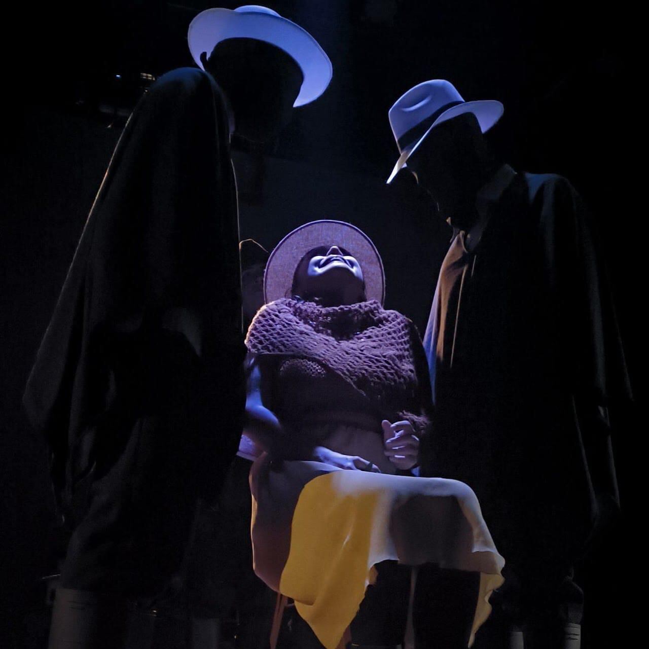 Producida por la compañía caleña Teatro La Farola, esta dramaturgia explora los límites del miedo, el poder que ejercen los grupos armados en los territorios apartados, la resignación, la frustración e, incluso, la culpa.