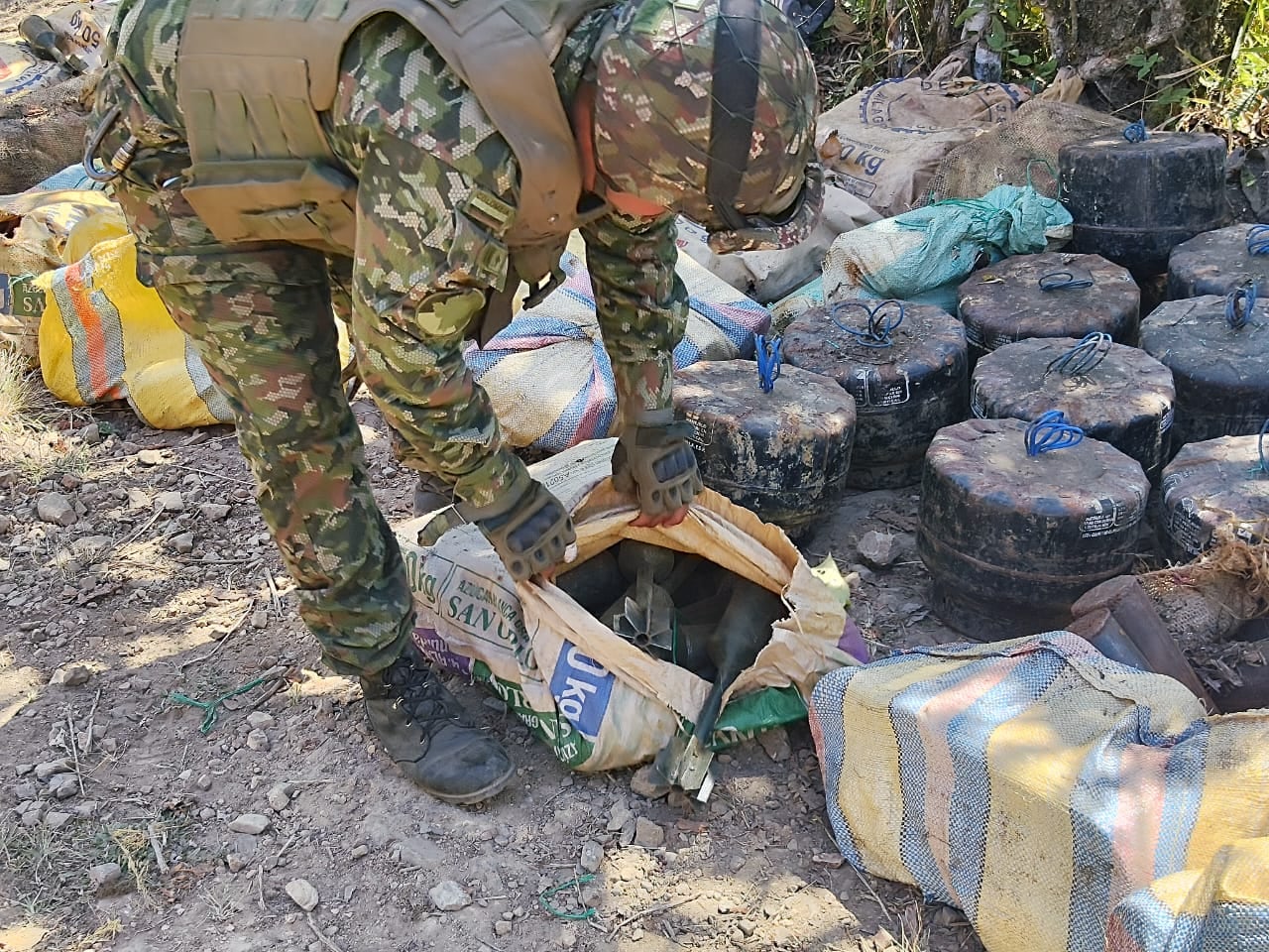 Militares ubicaron tres toneladas de explosivos en Nariño.