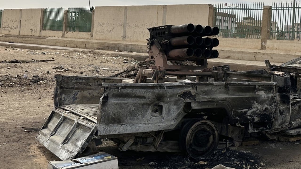Vehículos militares se encuentran destruidos en las calles de Jartum, Sudán.