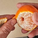 la parte blanca que se encuentra en su gajo entre la cáscara y la pulpa, tiene una gran cantidad de fibra