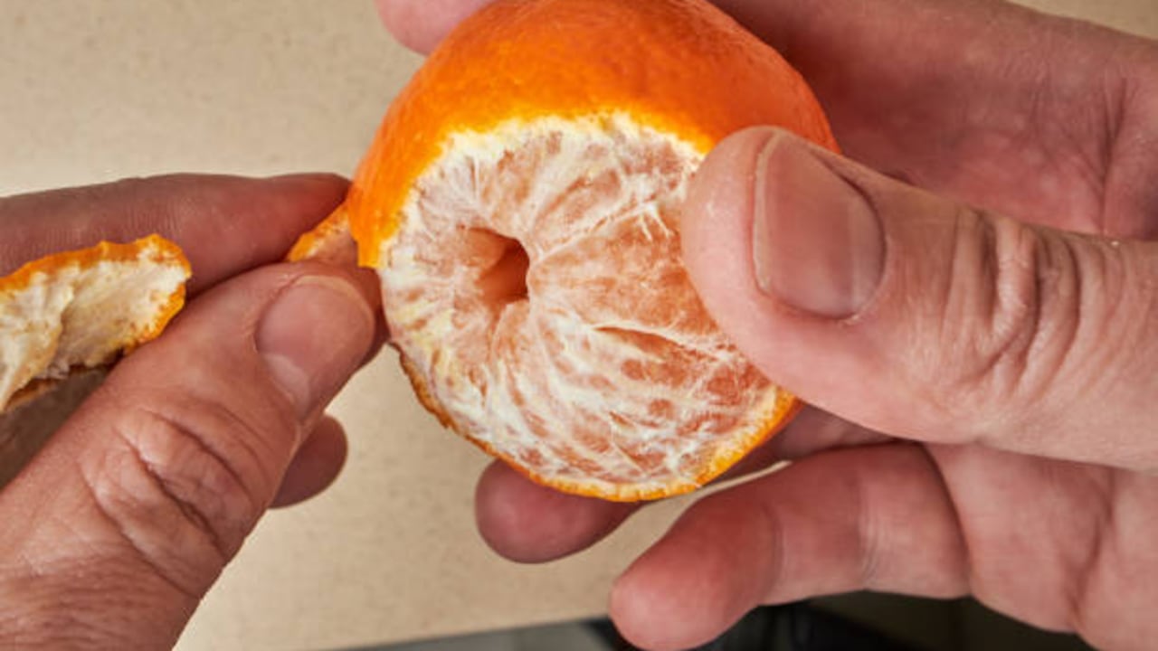 La parte blanca que se encuentra en su gajo entre la cáscara y la pulpa, tiene una gran cantidad de fibra