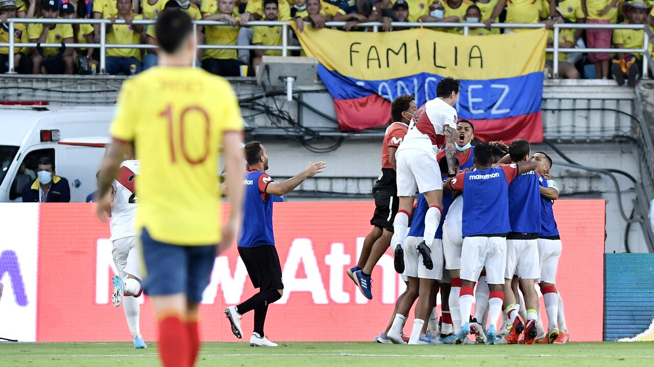 BARRANQUILLA, COLOMBIA - JANUARY 28: Edison Flores of Peru celebrates with teammates after scoring the first goal of his team during a match between Colombia and Peru as part of FIFA World Cup Qatar 2022 Qualifiers at Roberto Melendez Metropolitan Stadium on January 28, 2022 in Barranquilla, Colombia. (Photo by Gabriel Aponte/Getty Images)
