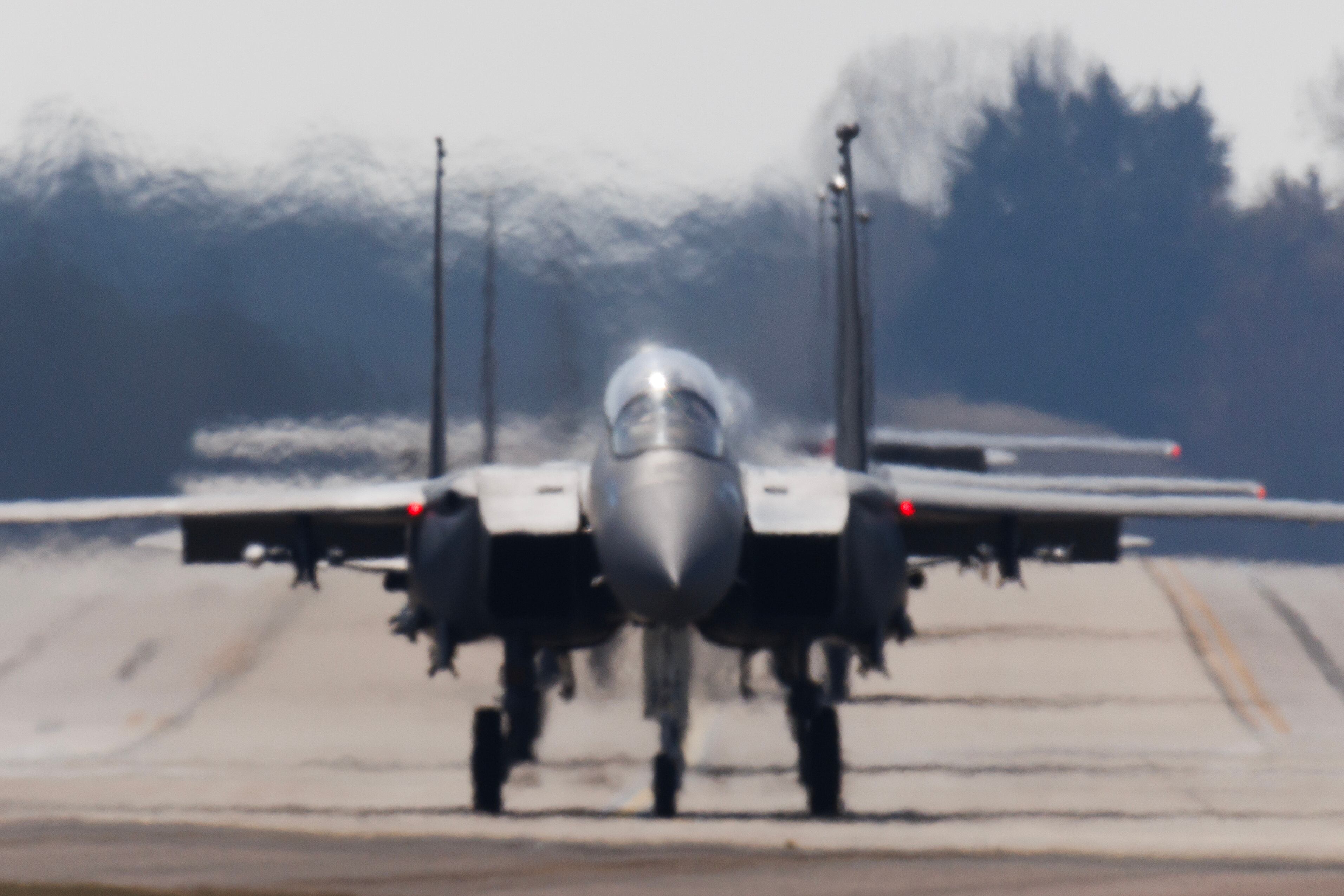 Un F-15 rodando en la RAF Lakenheath el 11 de abril de 2025 en Lakenheath, Inglaterra.