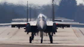 Un F-15 rodando en la RAF Lakenheath el 11 de abril de 2025 en Lakenheath, Inglaterra.