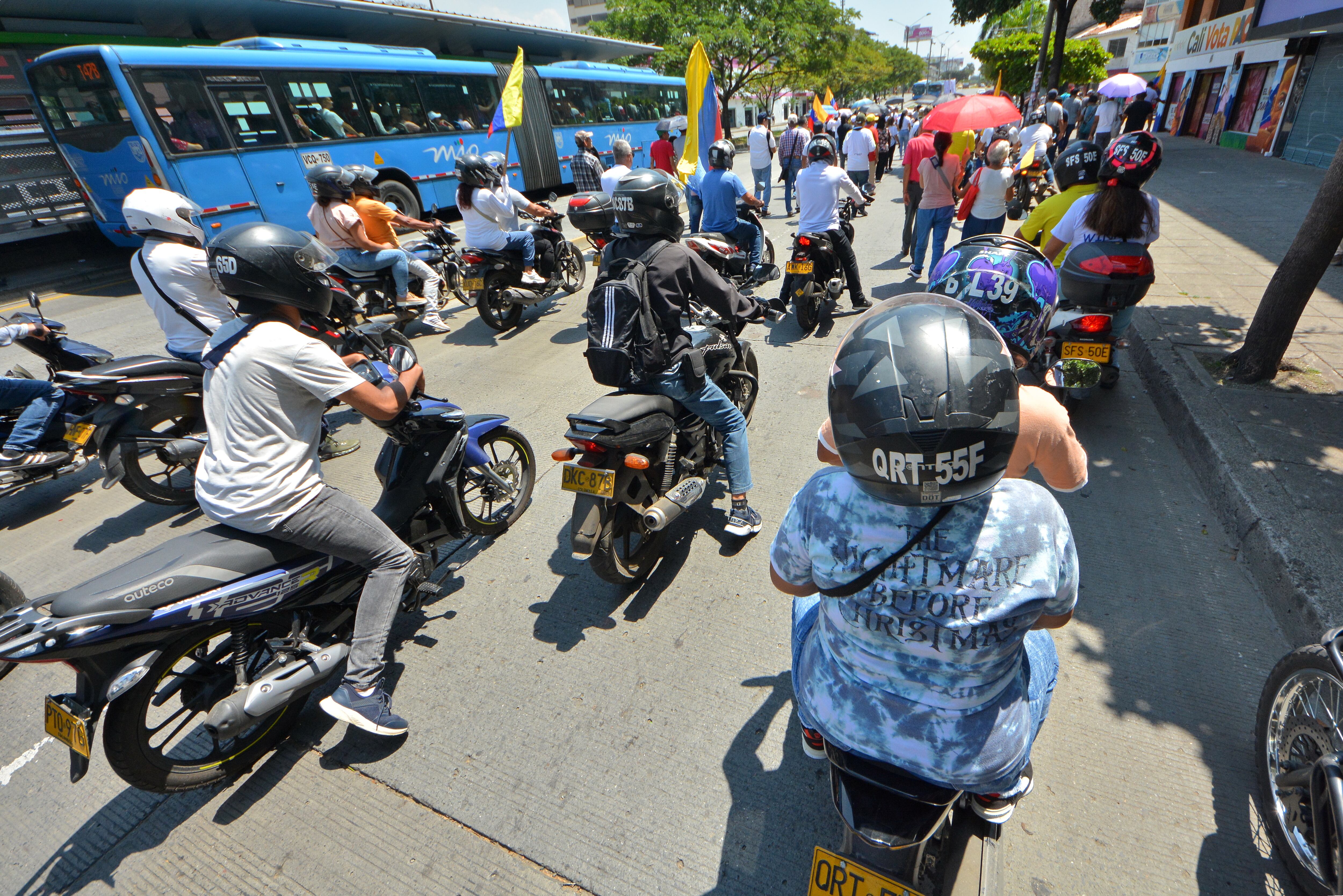 Así se vivió la marcha en contra del alza de la gasolina en la capital del Valle. A pie, en moto y en vehículos particulares, salieron desde el Parque de las Banderas y llegó a la Gobernación.