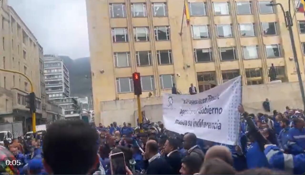 Manifestación de trabajadores de 4-72 en el centro de Bogotá, edificio Murillo Toro, Ministerio de las TIC.